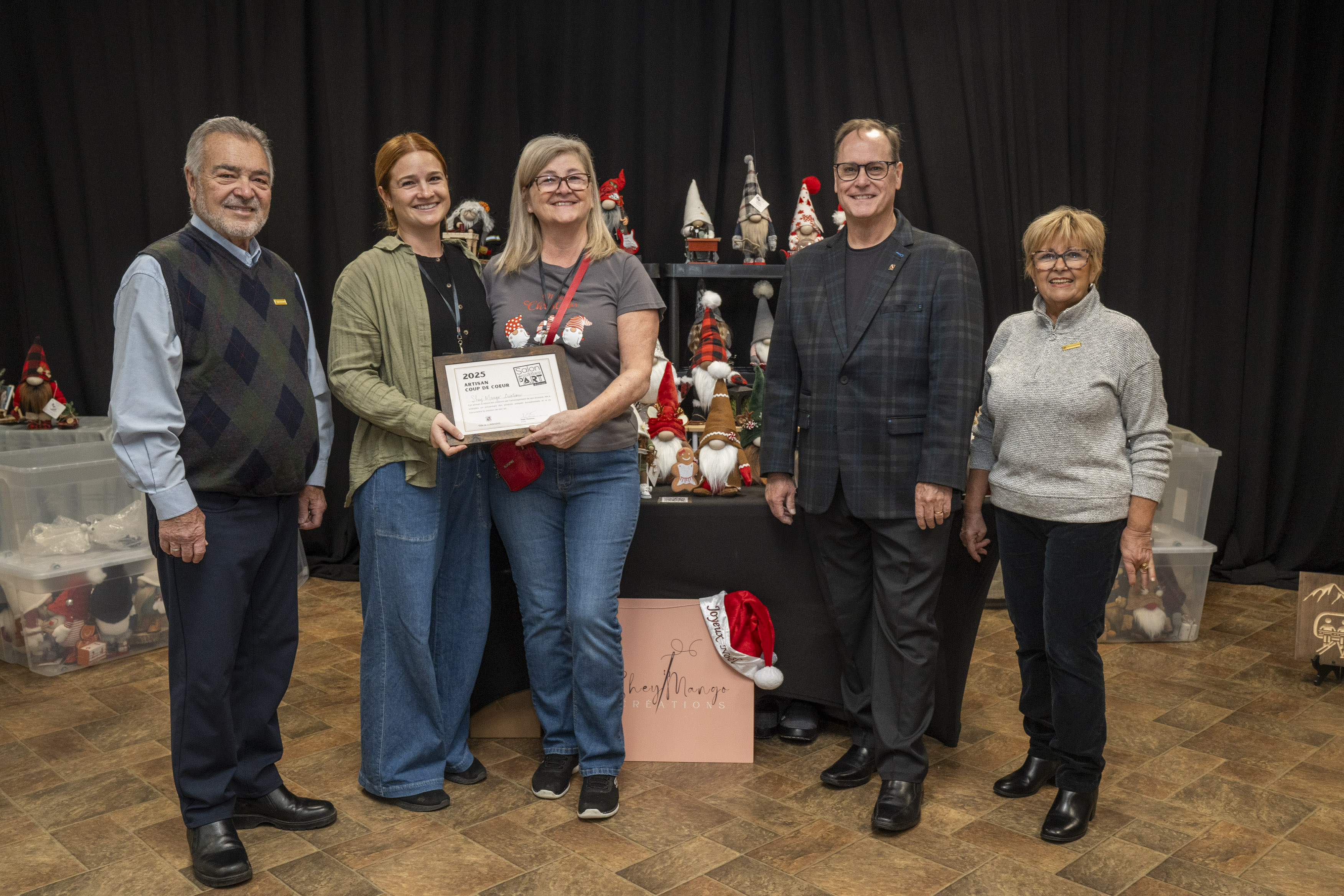 Pierre Barrette, Sheryle Boisvert&nbsp;et Manon Gobeil, le duo m&egrave;re et fille derri&egrave;re Shey'Mango Cr&eacute;ations, Jean Comtois, maire, et Lyne R&eacute;millard